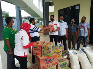 Peduli Covid-19, PBVSI Surabaya Sumbang Sembako