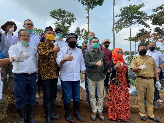 Ketua DPD Kunjungi Sentra Bawang di Cianjur. LaNyalla : Dorong Pengusaha Gandeng Petani Untuk Jaga Ketahanan Pangan dan Ekonomi Desa