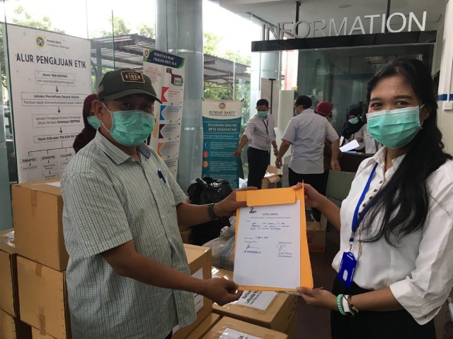 “LaNyalla Academia” Serahkan Bantuan APD dan Masker ke RS Unair Surabaya