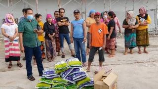 Peradaban Malaysia Serahkan Bantuan Bahan Pokok Makanan Bagi TKI