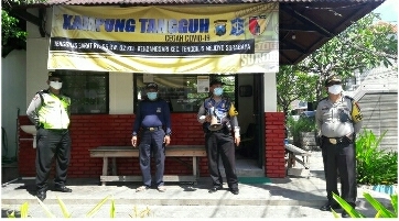 KUNJUNGAN POLSEK TENGGILIS DIKAMPUNG TANGGUH COVID-19