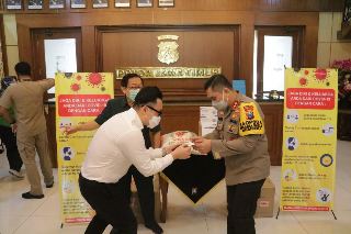 Peduli Dampak Covid-19, Kapolda Jatim Terima Bantuan Dari Paguyuban Masyarakat Tionghoa.