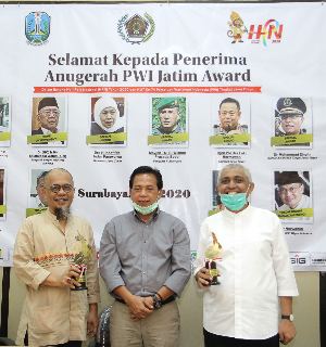 Dua Tokoh Bola Jatim Diganjar PWI Jatim Award