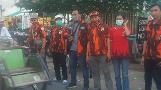 PAC Pemuda Pancasila Kenjeran Adakan Baksos Pembagian Takjil