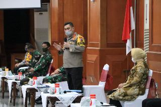 Kapolda Jatim Tegur Keras Kapolsek Genteng Saat Rapat Covid 19