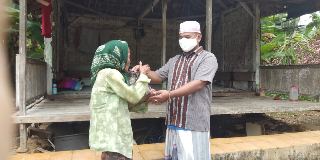 FWP Bagikan Sembako Bagi Warga Terdampak Covid-19 di Pamekasan