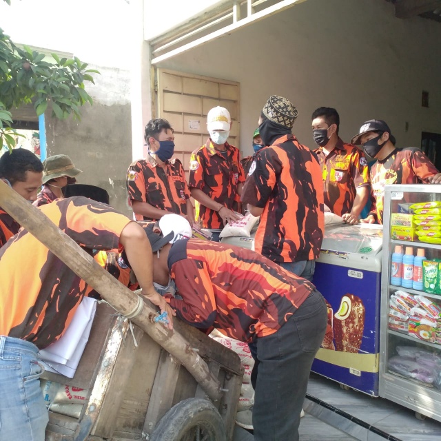Di Saat PSBB Ranting Pemuda Pancasila Kelurahan Tambak Osowilangun Baksos Bagi – Bagi Sembako