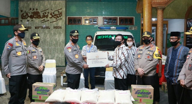 Kabaharkam Polri Menyerahkan Bantuan di Kampung Tangguh Rangkah
