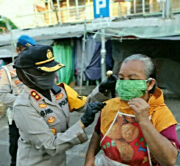 BHAKTI SOSIAL POLRES PELABUHAN TANJUNG PERAK BAGIKAN 10.000 MASKER