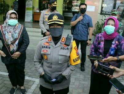 EMPAT BERSAUDARA PENJEMPUT PAKSA MAYAT PASIEN COVID-19 DINYATAKAN REAKTIF CORONA