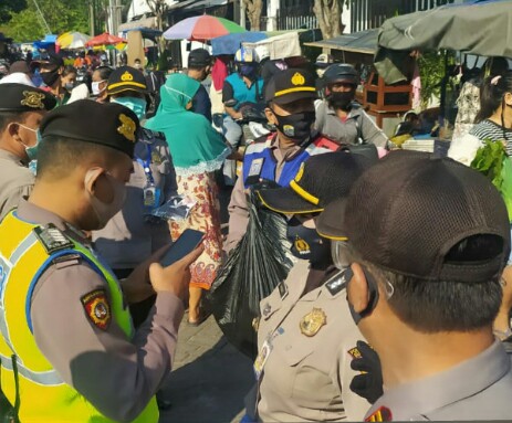 DALAM RANGKA HUT BHAYANGKARA KE-74, POLSEK TENGGILIS BAGIKAN MASKER SECARA GRATIS