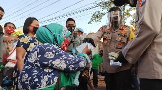 Kapolda Jatim Bersama Forkopimda Jatim Bagikan Masker Secara Massal