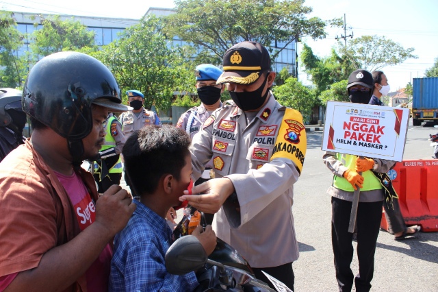 DALAM RANGKA HUT BHAYANGKARA KE-74, BHAKTI SOSIAL DI KAWASAN LALU LINTAS TANGGUH SEMERU