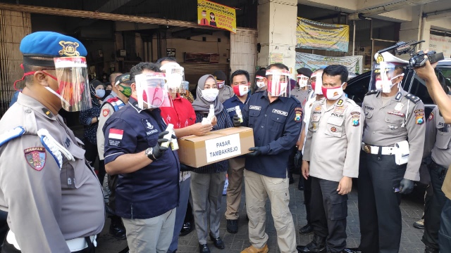 Polda Jatim Bagikan APD Kepada Pedagang dan Pengunjung Pasar Tradisional