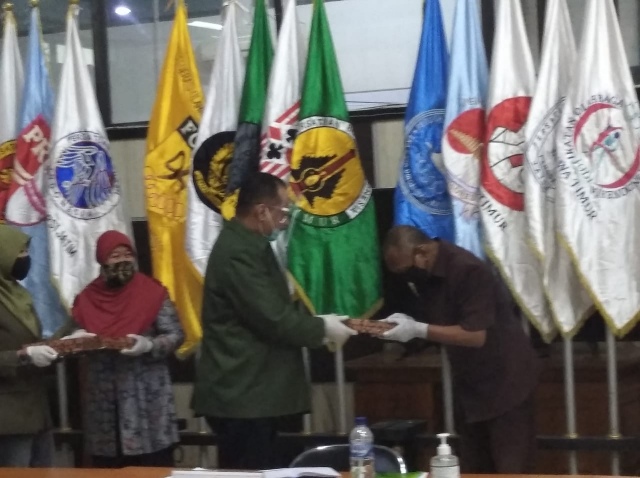 Lagi, KONI Jatim Serahkan Tali Asih pada Mantan Atlet Berprestasi