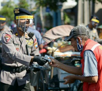 SATBRIMOB POLDA JATIM MENGGALAKKAN GERAKAN MEMAKAI MASKER (GERMAS)