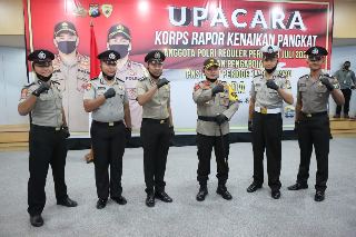 Kapolda Jatim Pimpin Upacara Korps Rapor Kenaikan Pangkat Personil Polri dan PNS Polri