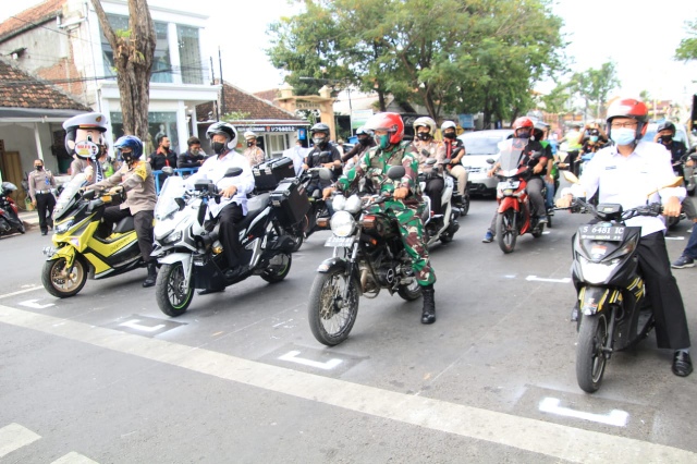 Sinergi TNI Polri dan Pemkab Lamongan Terapkan Marka Khusus Physical Distancing﻿