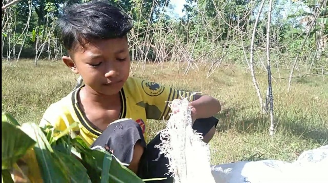Demi Sekolah Daring, Pelajar di Pamekasan Rela Jadi Pencari Rumput Untuk Beli HP