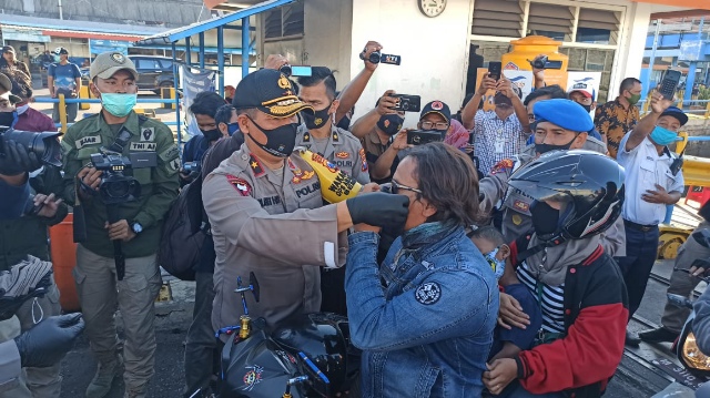 Wakapolda Jatim Bagikan Masker ke Masyarakat dan Penumpang Kapal di Kawasan Tanjung Perak