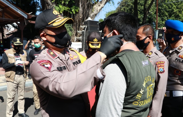 Wakapolda Jatim Bagikan Masker dan Sembako Juga Melaunching Pengemudi Ojek Tangguh