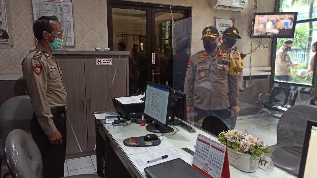 Kapolda Jatim Tinjau Penanganan Covid-19 di Polsek Jajarannya
