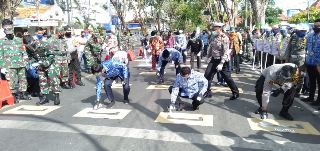 Pemkab Pamekasan Bersama Forpimda Terapkan Marka Physical Distancing di Traffic Light