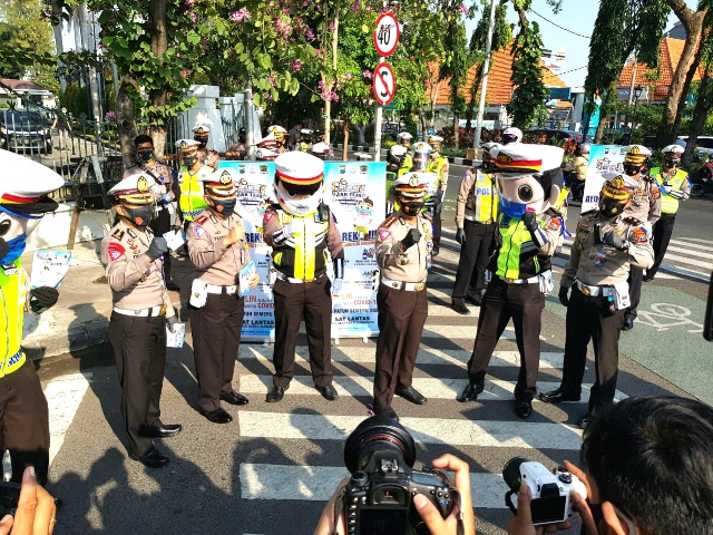 Ditlantas Polda Jatim Gelar OPS Patuh Semeru 2020 di Masa Pandemi Dengan Bagikan Masker dan Hand Sanitizer