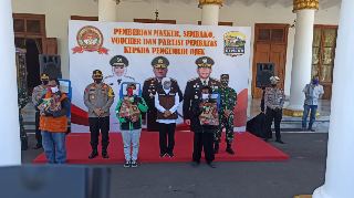 Kapolda Jatim Bagikan Sembako Kepada Ratusan Ojol