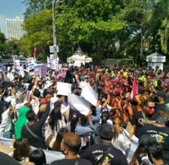 RATUSAN PEKERJA MALAM TUNTUT CABUT ATAU REVISI PERWALI NO.33 TAHUN 2020