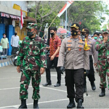 KAPOLRES BANGKALAN JALANKAN INPRES NO. 6 TAHUN 2020 DAN PERBUP NO. 63 TAHUN 2020 DENGAN MENINDAK MASYARAKAT YANG TIDAK MEMAKAI MASKER