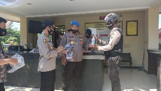 Polda Jatim Tegakkan Inpres No. 6 Tahun 2020 di Pintu Masuk Mapolda