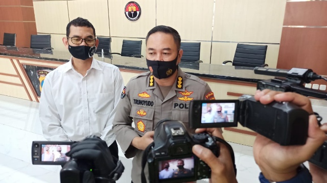 Polda Jatim Berikan Alkes ke Jurnalis Polda Jatim Saat Melakukan Peliputan