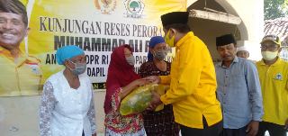 Anggota DPR RI Dapil XI Fraksi Golkar Bagikan Sembako Saat Reses