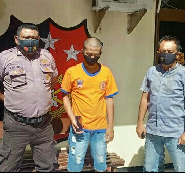 BERPURA PURA TANYA ALAMAT, HP DI EMBAT
