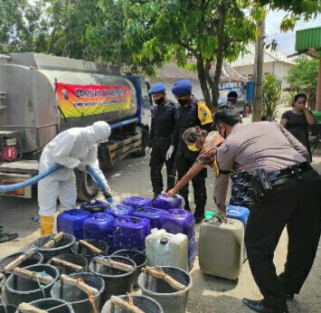 BRIMOB BOJONEGORO ALOKASIKAN 2 TRUK TANGKI AIR BERSIH BAGI WARGA TERDAMPAK KEKERINGAN