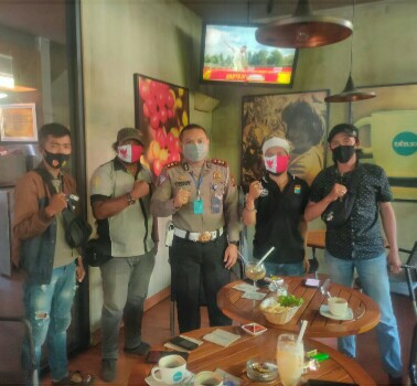 NGOPI BARENG BERSAMA KASATLANTAS POLRESTABES SURABAYA GUNA MENJALIN KEAKRABAN BERSAMA AWAK MEDIA