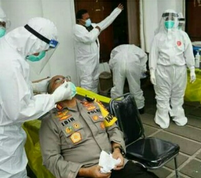 KAPOLRESTABES SURABAYA BERSAMA ANGGOTA JAJARAN MENGIKUTI TES SWAB