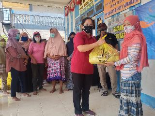 Covid-19 Masih Berlangsung, Unesa Terus Beri Pemahaman Warga Babat Jerawat dan Bagi Sembako