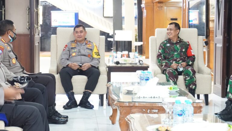Jalin Sinergitas Polri dan TNI, Kapolda Jatim Terima Audensi Pangkoarmada II dan Gubernur AAL.
