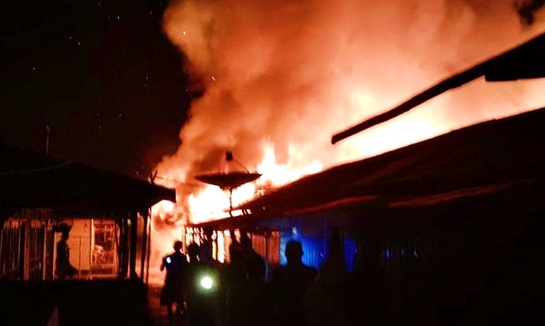 KEBAKARAN HANGUSKAN BANYAK RUMAH DI PEMUKIMAN PATMARAGA KALSEL
