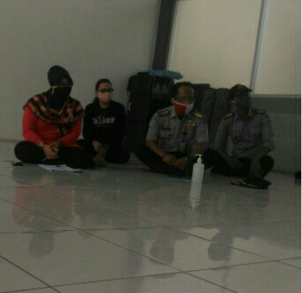 PKL DALAM TERMINAL DUKUH KUPANG MENGELUH DAN RESAH DENGAN PEMASANGAN METERAN LISTRIK YANG DIDUGA BUKAN STANDARISASI PLN