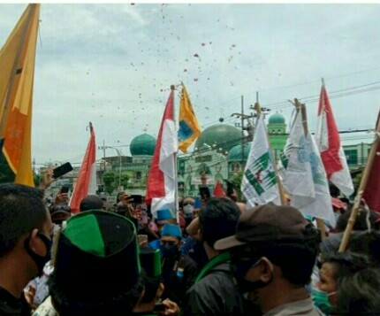 AKSI DEMO PENYUSUNAN OMNIBUS LAW OLEH DPR RI DI DEPAN KANTOR DPRD PROVINSI JAWA TIMUR AMAN DAN KONDUSIF