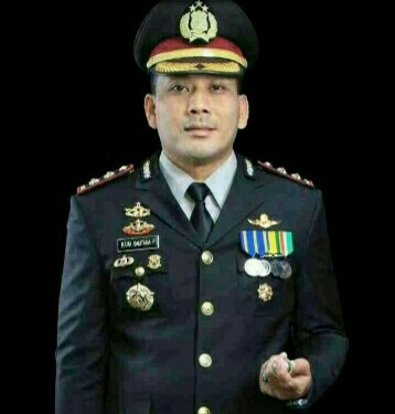 SEORANG PEMIMPIN POLRI DI JAJARAN POLRES BANGKALAN YANG DEKAT DENGAN MASYARAKAT BERPINDAH TUGAS KE KARAWANG
