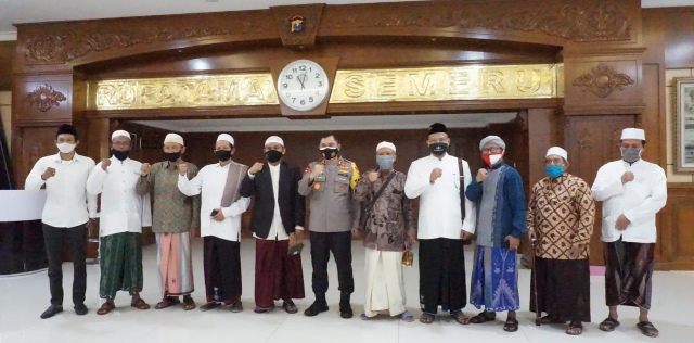 Kapolda Jatim Menerima Silaturahim dari Kiai Sepuh Pamekasan Terkait Berita Hoax