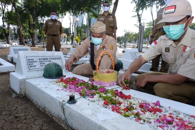 Peringati Hari Pahlawan, PKS Jatim Gelar Upacara Bendera, Tabur Bunga dan Napak Tilas