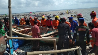 Ditpolair Polda Jatim Bantu Evakuasi Masyarakat dan Perahu Nelayan Akibat diterjang Rob
