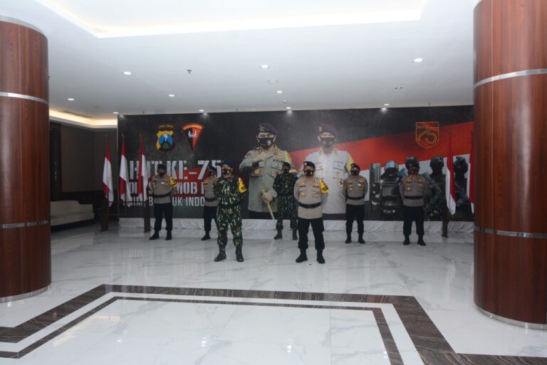 Brimob Polda Jatim Pecahkan Balok Dengan Koran Dalam Rangka Hut Brimob Polri ke-75