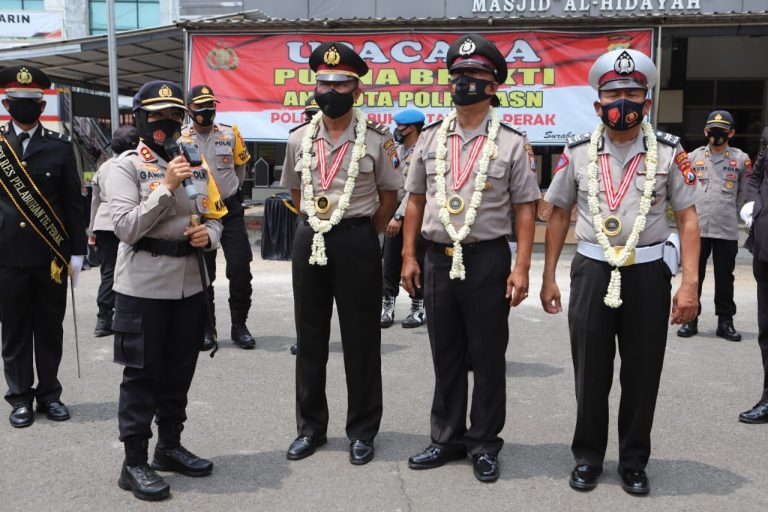 Polres Pelabuhan Tanjung Perak Melepas Anggota Purna Bhakti
