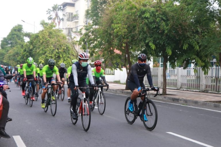 Jalin Sinergitas TNI – Polri, Kapolda Jatim dan Pangdam V/Brawijaya Gowes Bareng